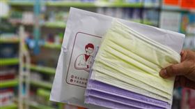 指揮中心14日宣布，由於口罩產能已足夠實名制通路銷售，將於15日恢復定額徵用，其餘將可自由販售。（中央社檔案照片）
