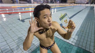 三角泳褲露大肌　男星反轉泳速網震驚