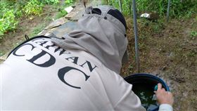 疾管署防疫人員持續於新北市三峽區嘉添里本土登革熱個案活動地進行孳生源查核。（圖／疾病管制署提供）