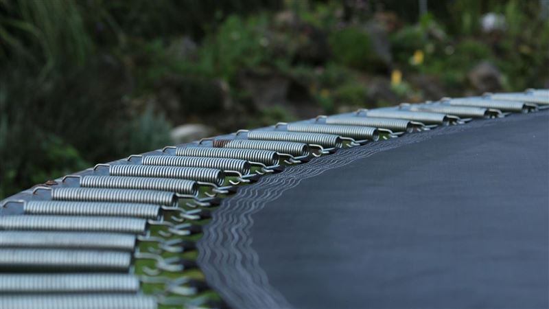 被罰烈日下跳彈簧床　8歲妹跳到死