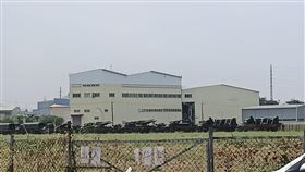 鷹式飛彈出現在高餐大台糖地，引來民眾拍照。（圖／翻攝自臉書粉專「阿丸堂-高餐店」）