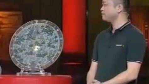 男拿琺瑯銅鏡鑑寶　專家曝：有1個億