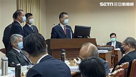 陳同佳擬投案  徐國勇：依法處理涉嫌在台殺害同行女友的港人陳同佳擬來台投案，藍綠立委14日都追問相關進度，並要求積極處理；內政部長徐國勇（後左3）在立法院內政委員會答詢表示，已設單一窗口聯繫處理，陳同佳若來台投案就依法處理。中央社記者黃麗芸攝  109年10月14日