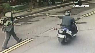 獨／攔無照騎士摔車　警秒起身幫逮人