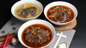 搶攻類出國商機，超商限量推出「長榮空廚商務艙牛肉麵」、「長榮航空商務艙米果禮盒」。（圖／業者提供）