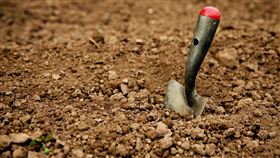 老翁遭到活埋。（圖／翻攝自pixabay） 