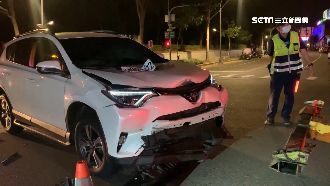 名車甩尾撞早餐店　遭撞駕駛棄車逃逸