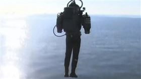 華航飛洛杉磯！6千英尺高空「驚見噴射背包客」…（圖／翻攝自推特）