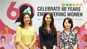 婦產科林靜儀醫師(左)、藥廠楊玉蘭總裁(中)、勵馨基金會王淑芬主任(右)，共同呼籲青少女應掌握避孕自主權及生育計畫，提升女性社經地位與落實兩性平權。