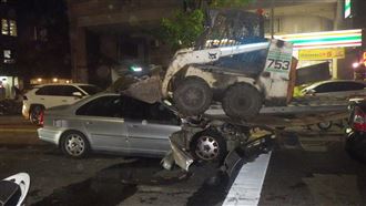 瑞典戰車街頭暴衝　山貓推土機救大家