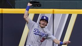 ▲道奇外野手貝林傑（Cody Bellinger）撞牆美技沒收長打。（圖／美聯社／達志影像）