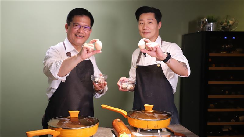 林佳龍、林昶佐逛市場下廚：蚵仔沒熟