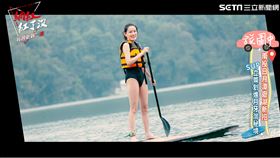 ▲ SUP站立板上手持槳維持平衡。（圖／社群中心提供）