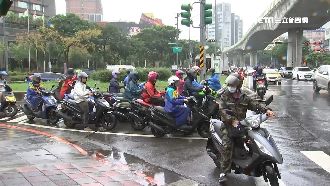 兩段左轉再惹議！警上前關切爆口角