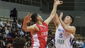 瓊斯盃男籃　中華白不敵伊朗（1）2019第41屆威廉瓊斯盃國際籃球邀請賽，中華白隊19日在新莊體育館迎戰伊朗隊，中華白孫思堯（白衣）積極進攻搶分，可惜中華白終場仍以67比76吞敗。中央社實習記者房荷庭攝　108年7月19日