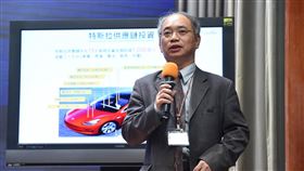 經濟部投資業務處代理處長張銘斌說明特斯拉供應鏈。（圖／行政院提供）