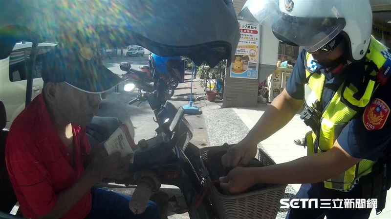 8旬翁行動不便　花蓮警1暖舉他狂謝