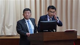 陳時中陳吉仲列席立院備詢（1）立法院社會福利及衛生環境等5委員會聯席會議15日審查衛生福利部函送「散裝食品標示規定」等5案，衛福部長陳時中（左）、農委會主委陳吉仲（右）備詢。中央社記者徐肇昌攝  109年10月15日