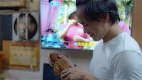 黃鐙輝在《神之鄉》中飾演患有高功能自閉症的木雕師傅。（圖／東森提供）