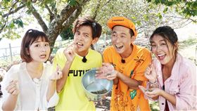 浩角翔起帶著著籃藍和小嫻體驗「牧羊人」工作。（圖／民視提供）