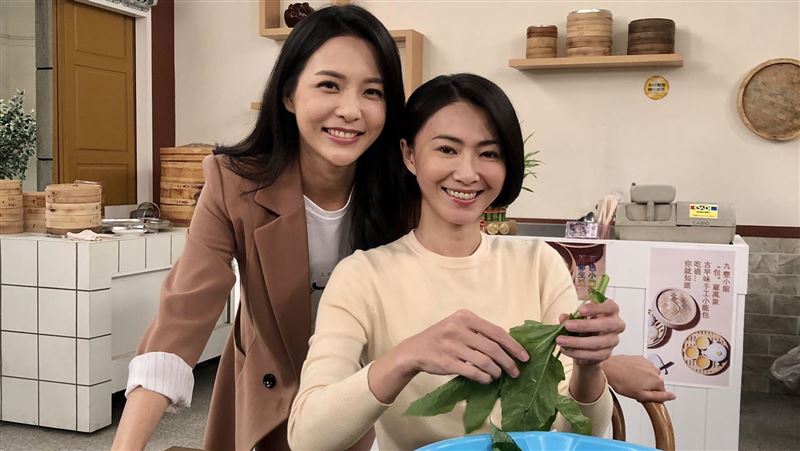 台8女星拍戲吃臭豆腐　被直擊險噎到