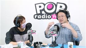 捷運八堵基隆段  林右昌：會討論找出最佳方案基隆市長林右昌（右）15日接受廣播節目「POP搶先爆」專訪，談到基隆捷運延伸到基隆市區議題表示，大家不用急，等交通部鐵道局評估方案出來後，市府會與交通部討論，找出最佳方案。左為主持人邱明玉。（「POP搶先爆」提供）中央社記者王朝鈺傳真  109年10月15日