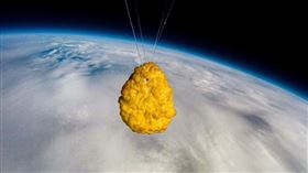 一塊雞塊被送上了外太空。（圖／翻攝自冰島超市） 