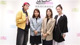 《無聲》導演柯貞年(左二)接受吳怡霈(右二)專訪表示，拍攝電影時每天都有哭戲，讓他一度自問「我現在在拍瓊瑤嗎」。左一為男主角劉子銓、右一為趙小僑/台北流行廣播電台提供