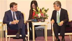 副總統接見義大利國會議員訪問團副總統陳建仁（右）26日在總統府接見「義大利國會議員訪問團」，歡迎參議員錢益友（Gian Marco Centinaio）（左）一行人訪台，陳副總統致詞時表示，期盼訪賓們共同關切並敦促中國改善境內人權，並妥善處理香港的民主運動，以維持區域的和平與穩定。中央社記者張皓安攝  108年11月26日