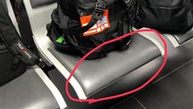 骨灰罈,候機,座位,安葬(翻攝自 爆怨公社)