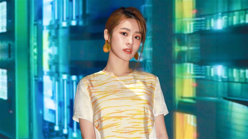 女星叔叔冒雨看表演感動　真相卻殘忍