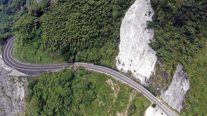 阿里山公路建明隧道　單線管制通行