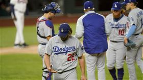 Clayton Kershaw挨連續安打後退場。（圖／美聯社／達志影像）