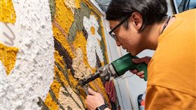 ▲藝術家陳育霖以型染技巧搭配俄羅斯毛線創作百花圖。（圖／主辦單位提供）