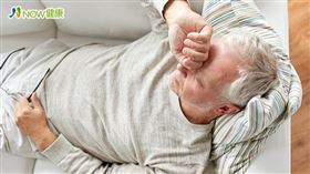 名家專用／NOW健康／年約60歲的男子，因工作用眼過度、長期疲勞與晚睡，導致肝腎虧損，進而形成飛蚊症。(勿用)