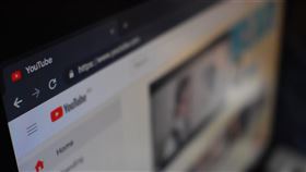 影音平台YouTube16日表示，已加強規範陰謀論宣傳內容，並表示已刪除數以萬計匿名者Q影片，終止部分匿名者Q運動所使用的頻道。（示意圖／圖取自Unsplash圖庫）
