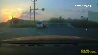 未禮讓「閃黃」　騎士攔腰撞飛一圈