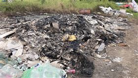 關西山區任意焚燒廢棄物　3嫌遭逮1聲押獲准新竹地檢署16日指出，日前獲報在新竹關西山區有人隨意焚燒棄置廢棄物，包括塑膠管、破損玻璃、地磚、廢木材、廢馬桶、廢床墊等，立即指揮警方調查偵辦，循線將劉姓等3名犯嫌拘提到案，檢方表示，劉男聲押獲准，另2人交保。（新竹地檢署提供）中央社記者郭宣(文三)傳真　109年10月16日