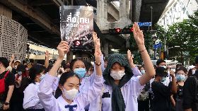 泰國學生上街抗議