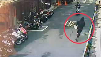 挺港餐廳慘遭潑糞　黑衣男行兇畫面曝