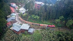 取締行走鐵道影響觀光　十字村遊客大減