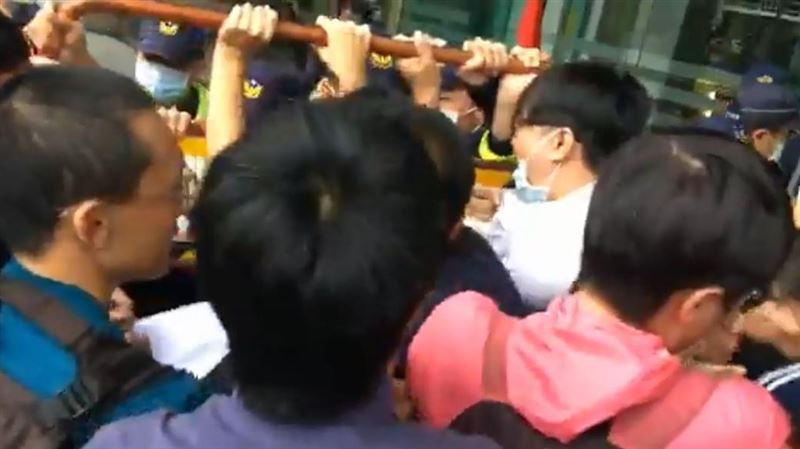 南鐵東移聲援者衝交通部　12人遭逮