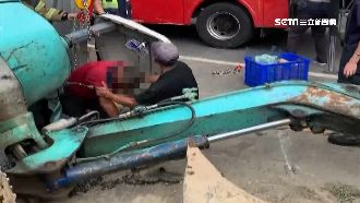 挖土機翻覆　男左腳遭壓痛到鑿洞自救