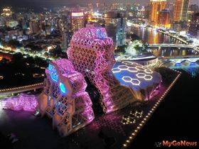 高雄港國際新魅力 高流中心燈光璀璨夜空（圖／高雄市政府）