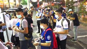 ▲DJ劉俊直老師台南球場發送百份雞排，富邦悍將吉祥物Frankie加碼送百杯珍奶。（圖／富邦悍將球團提供）