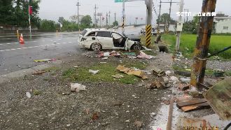 過彎失控撞攤販　3瓦斯桶噴飛竄白煙