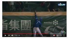 ▲富邦悍將林哲瑄演出美技接殺，還開了一個玩笑。（圖／截自CPBL TV）