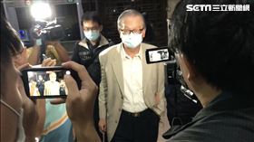 ▲簡明仁於17日凌晨，在調查官戒護下抵達台北地檢署複訊。（圖／記者楊佩琪攝）