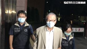 ▲簡明仁於17日凌晨，在調查官戒護下抵達台北地檢署複訊。（圖／記者楊佩琪攝）