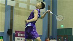 模擬東奧對抗賽　周天成勝王子維（1）模擬東京奧運對抗賽3日下午進行羽球男子單打項目，台灣羽球一哥周天成（圖）以21比19、15比21、21比17擊敗「羽球王子」王子維。中央社記者吳家昇攝　109年8月3日